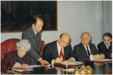 Firma dell'Intesa. La Presidente dell'Ucei Tullia Zevi con Craxi, Scalfaro, Amato. Archivio Tullia Zevi Roma: 27.02.1987